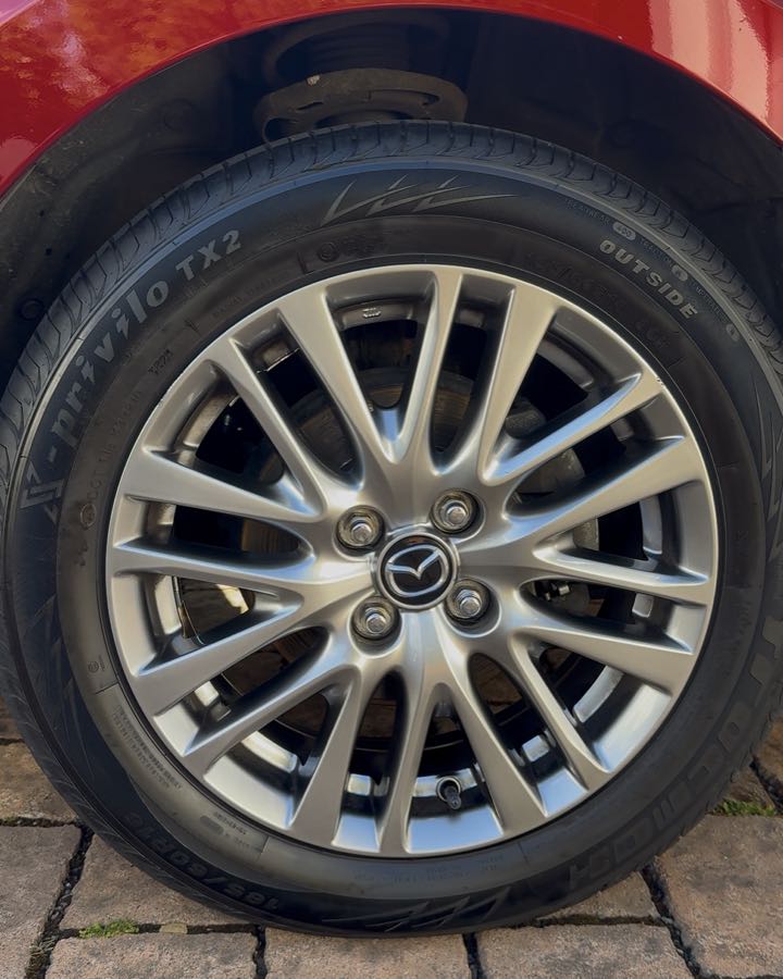 Dieselbe Felge nach der Wäsche: Felge sauber, Reifenflanke tiefschwarz